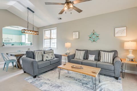 3 Mi to Ocean: North Myrtle Beach Condo w/ Balcony Apartment in North Myrtle Beach