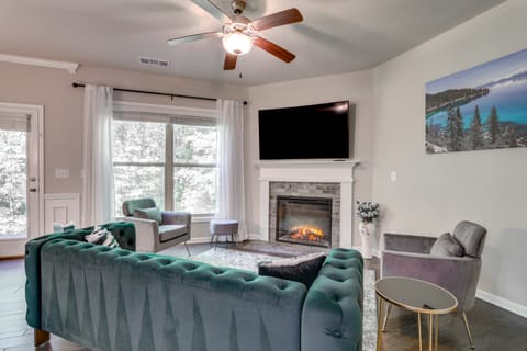 Chic Doraville Townhome: Central Location! Apartment in Doraville