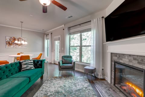 Chic Doraville Townhome: Central Location! Apartment in Doraville