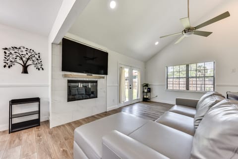 Walk to Trout River Pier: Modern Home w/ Yard House in Jacksonville