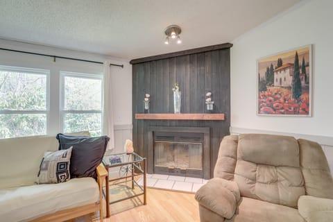 Deck & Views: Secluded Retreat in Fairview! House in Fairview