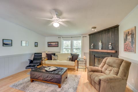 Deck & Views: Secluded Retreat in Fairview! House in Fairview