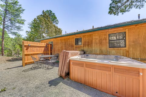 Peaceful Ruidoso Cabin: Hot Tub, Mountain Views! House in Ruidoso