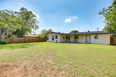 San Antonio Home, 2 Mi to Airport - Pets Welcome! House in San Antonio