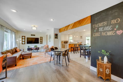 San Antonio Home, 2 Mi to Airport - Pets Welcome! House in San Antonio