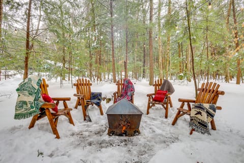 Lake & Beach Access at Lake Luzerne Cabin! House in Saratoga