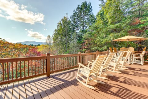 Stunning Views, Deck & Game Room: Warne Mtn Escape House in Tennessee