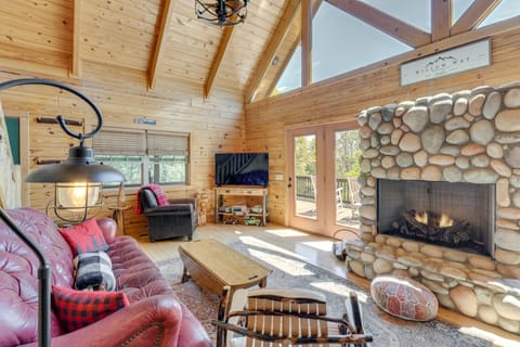 Stunning Views, Deck & Game Room: Warne Mtn Escape House in Tennessee