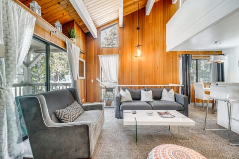 1 Mi to Lake Tahoe: Condo w/ Pool Access Apartment in Tahoe Vista