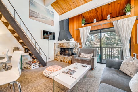 1 Mi to Lake Tahoe: Condo w/ Pool Access Apartment in Tahoe Vista