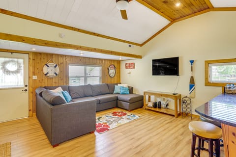 Waterfront Port Clinton Cottage w/ Fire Pit! Cottage in Lake Erie