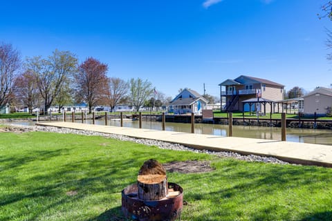 Waterfront Port Clinton Cottage w/ Fire Pit! Cottage in Lake Erie