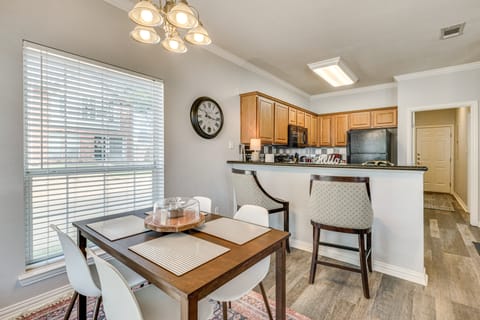 Central College Station Townhome w/ Community Pool Apartment in College Station