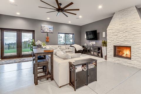 Florissant Home w/ Hot Tub, Putting Green & Views! House in Colorado