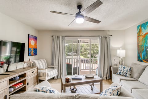 Condo w/ Amazing Amenities: 1 Mi to Beach! Apartment in Mallory Park