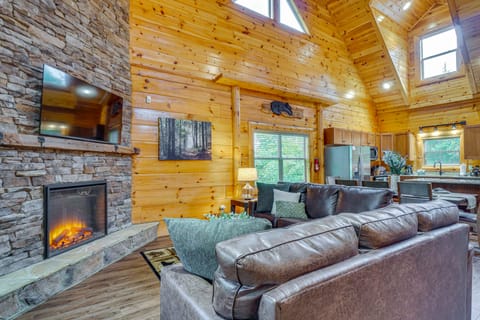 'Shady Pines' Mountain Retreat w/ Hot Tub! House in Pigeon Forge