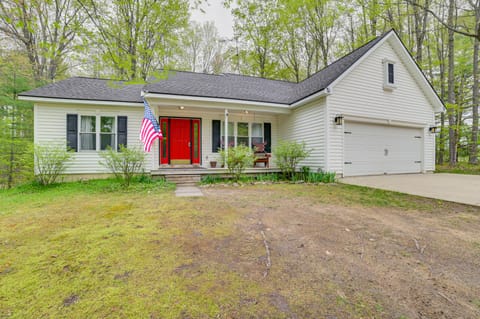 Pet-Friendly Kalkaska Home ~ 19 Mi to Torch Lake! House in Michigan