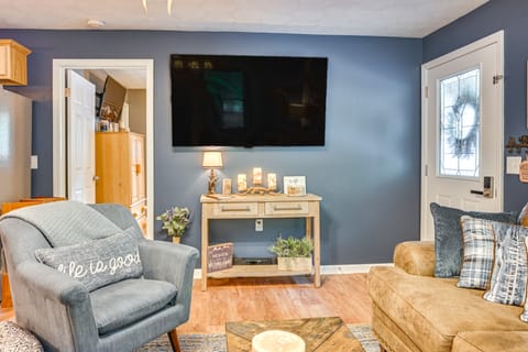 Murray Cabin w/ Hot Tub: Walk to Kentucky Lake! House in Lake Barkley