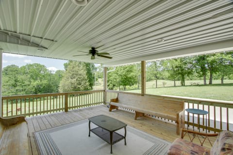 Spacious Rural Getaway in Lexington w/ Deck! House in Alabama