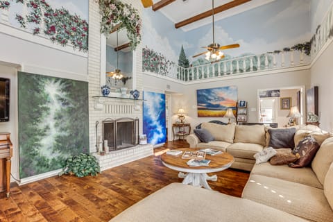 Spacious Madisonville Estate w/ Grill & Pond Views House in Texas