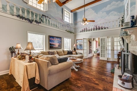 Spacious Madisonville Estate w/ Grill & Pond Views House in Texas