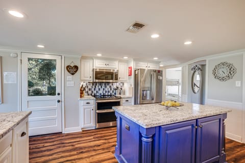 Spacious Madisonville Estate w/ Grill & Pond Views House in Texas