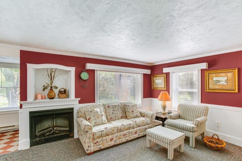 Relax Fireside! Frankfort Apt Near Dtwn & Beaches Apartment in Michigan