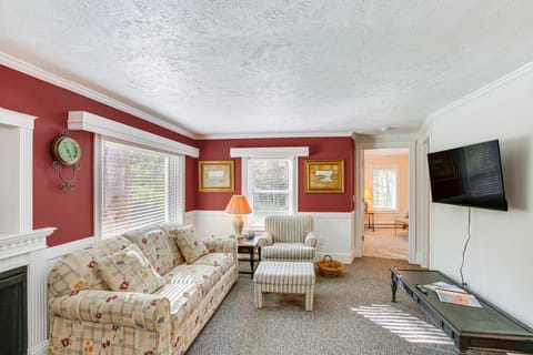 Relax Fireside! Frankfort Apt Near Dtwn & Beaches Apartment in Michigan