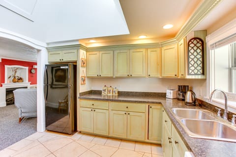 Relax Fireside! Frankfort Apt Near Dtwn & Beaches Apartment in Michigan