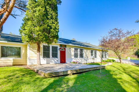 Relax Fireside! Frankfort Apt Near Dtwn & Beaches Apartment in Michigan