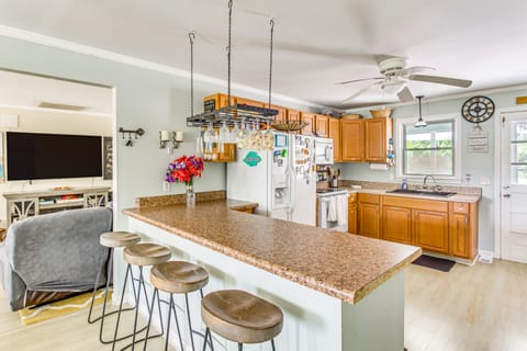 Charming Shallotte Home ~ 4 Mi to Ocean Isle Beach House in Ocean Isle Beach