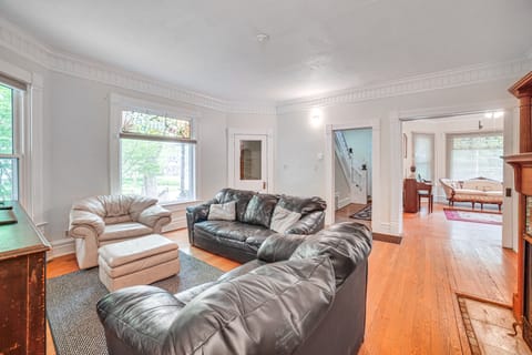 Charming Champaign Victorian w/ Deck! House in Champaign