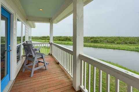 Steps to Bolivar Beach: Home w/ Deck & Grill House in Bolivar Peninsula