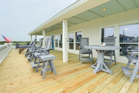 Steps to Bolivar Beach: Home w/ Deck & Grill House in Bolivar Peninsula