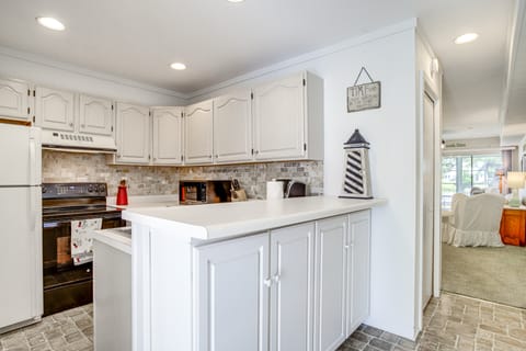 2 Mi to Beach: Gem w/ Enclosed Patio in Selbyville Apartment in Sussex County