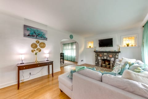 Spacious St Louis Retreat: 8 Mi to Downtown! House in Lindenwood Park