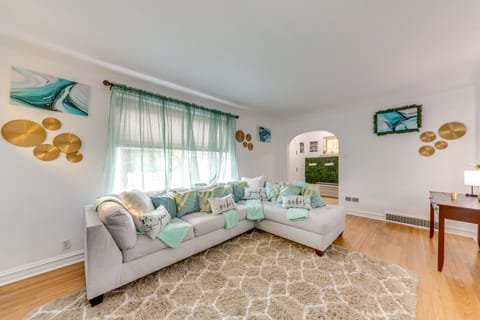 Spacious St Louis Retreat: 8 Mi to Downtown! House in Lindenwood Park