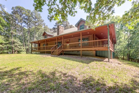 Rogers Cabin on 17 Acres w/ Wraparound Deck! House in Beaver Lake