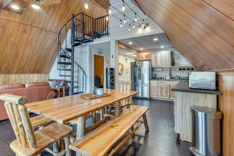 Private Beach & Dock! Cozy Lake Sinclair Cabin House in Lake Sinclair