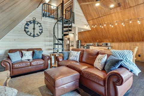 Private Beach & Dock! Cozy Lake Sinclair Cabin House in Lake Sinclair