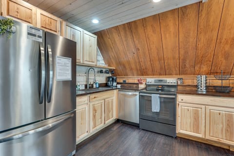 Private Beach & Dock! Cozy Lake Sinclair Cabin House in Lake Sinclair