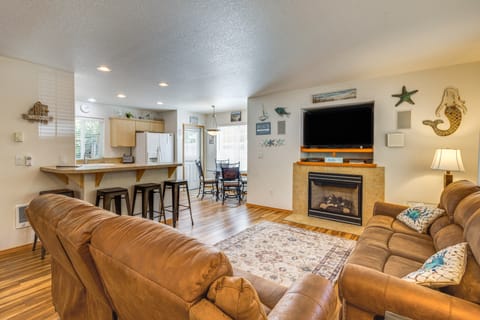 Half Mi to Beach: Rockaway Beach Home w/ Grill! House in Rockaway Beach