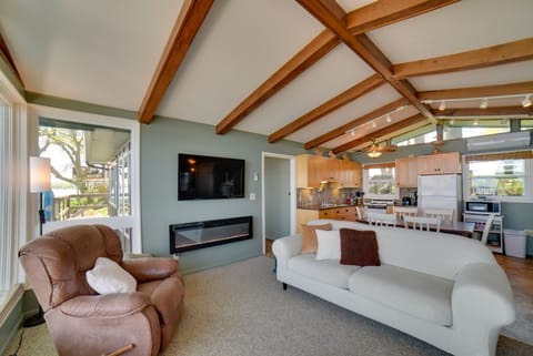 Dreamy Lake Poinsett Cabin w/ Deck, Dock & Views! House in South Dakota