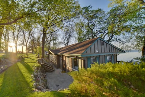 Dreamy Lake Poinsett Cabin w/ Deck, Dock & Views! House in South Dakota