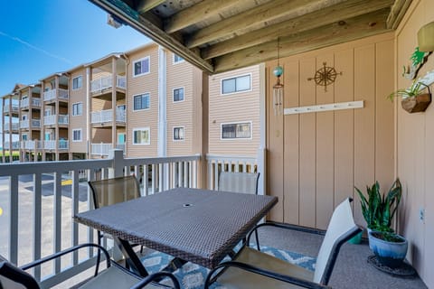 Breezy Carolina Beach Condo w/ Balcony & Pools! Apartment in Carolina Beach