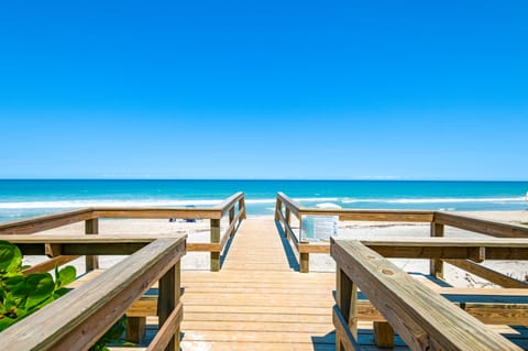 Pelican Beach Retreat! Family Home on Space Coast House in Indian Harbour Beach