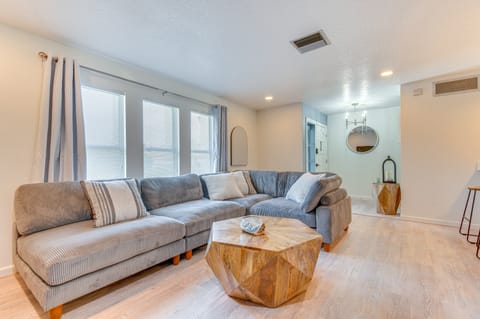 Pelican Beach Retreat! Family Home on Space Coast House in Indian Harbour Beach