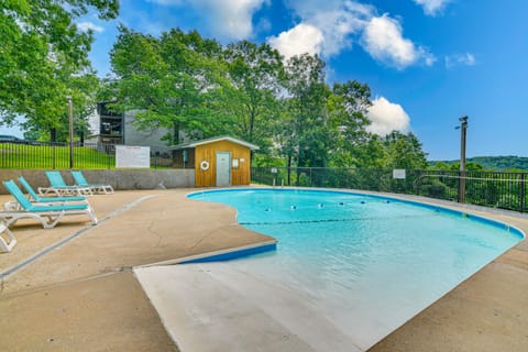 Hike & Leaf Peep! Condo 2 Mi to Silver Dollar City Apartment in Table Rock Lake