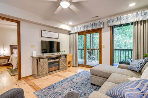 Hike & Leaf Peep! Condo 2 Mi to Silver Dollar City Apartment in Table Rock Lake