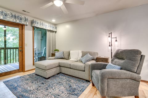 Hike & Leaf Peep! Condo 2 Mi to Silver Dollar City Apartment in Table Rock Lake